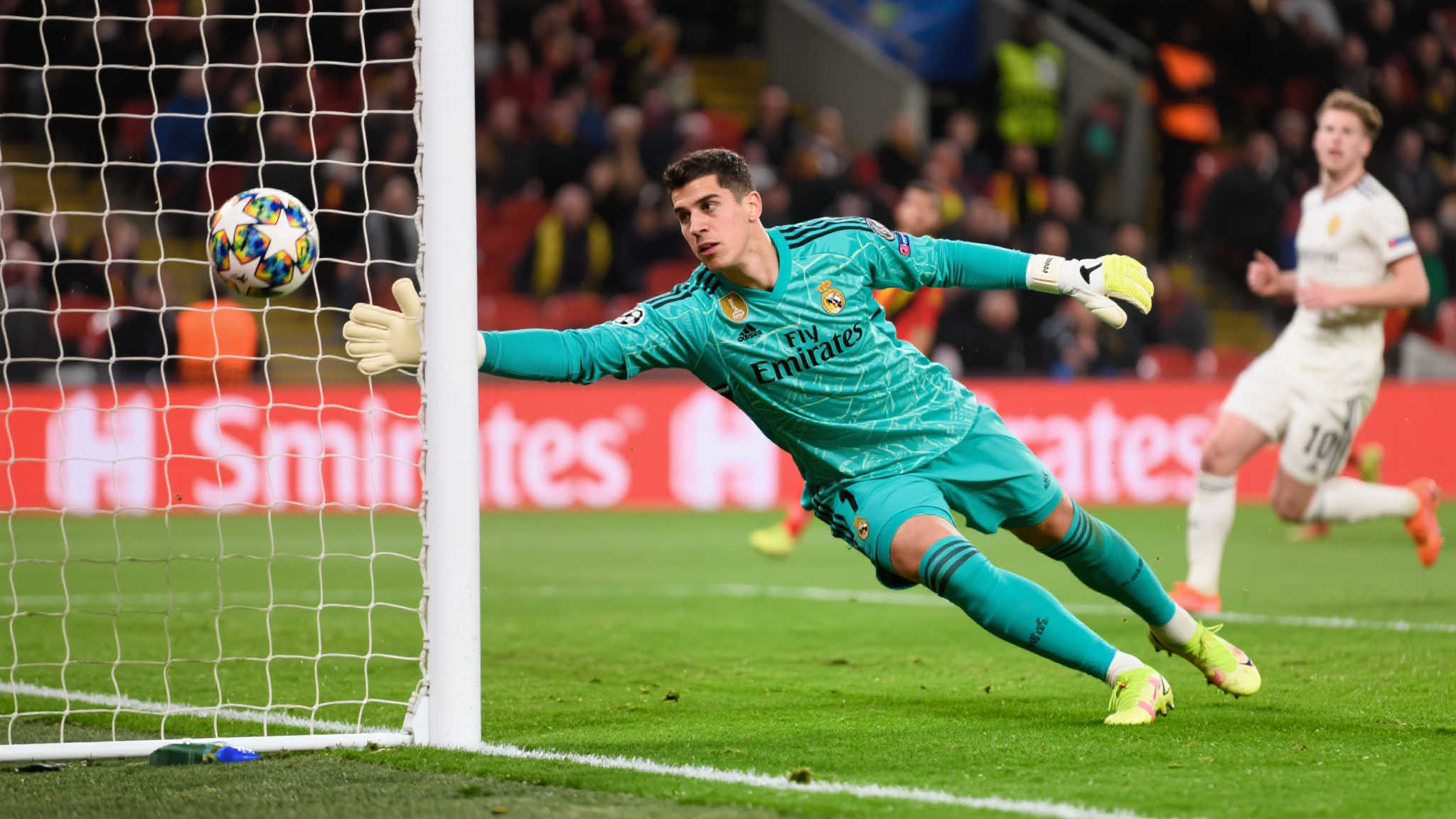 库尔图瓦化身守护者,10次扑救力挽狂澜,荣膺全场MVP评分9.1! 每个顶级足球联赛都有其不可忽视的守护者,而近期比利