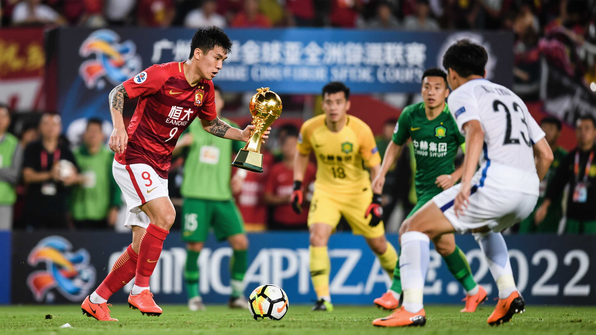 冯潇霆忆初征世俱杯之旅 据悉,那一年广州恒大作为亚洲冠军获得了宝贵的参赛资